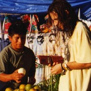 Gennaio 2003. Dopo un bagno nel cenote Dzitnup nei pressi della Valladolid messicana, niente di meglio che un’arancia per sfidare la maledizione di Montezuma.