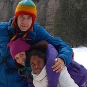 Braies, dicembre 2014. Famiglia masai su lago ghiacciato.